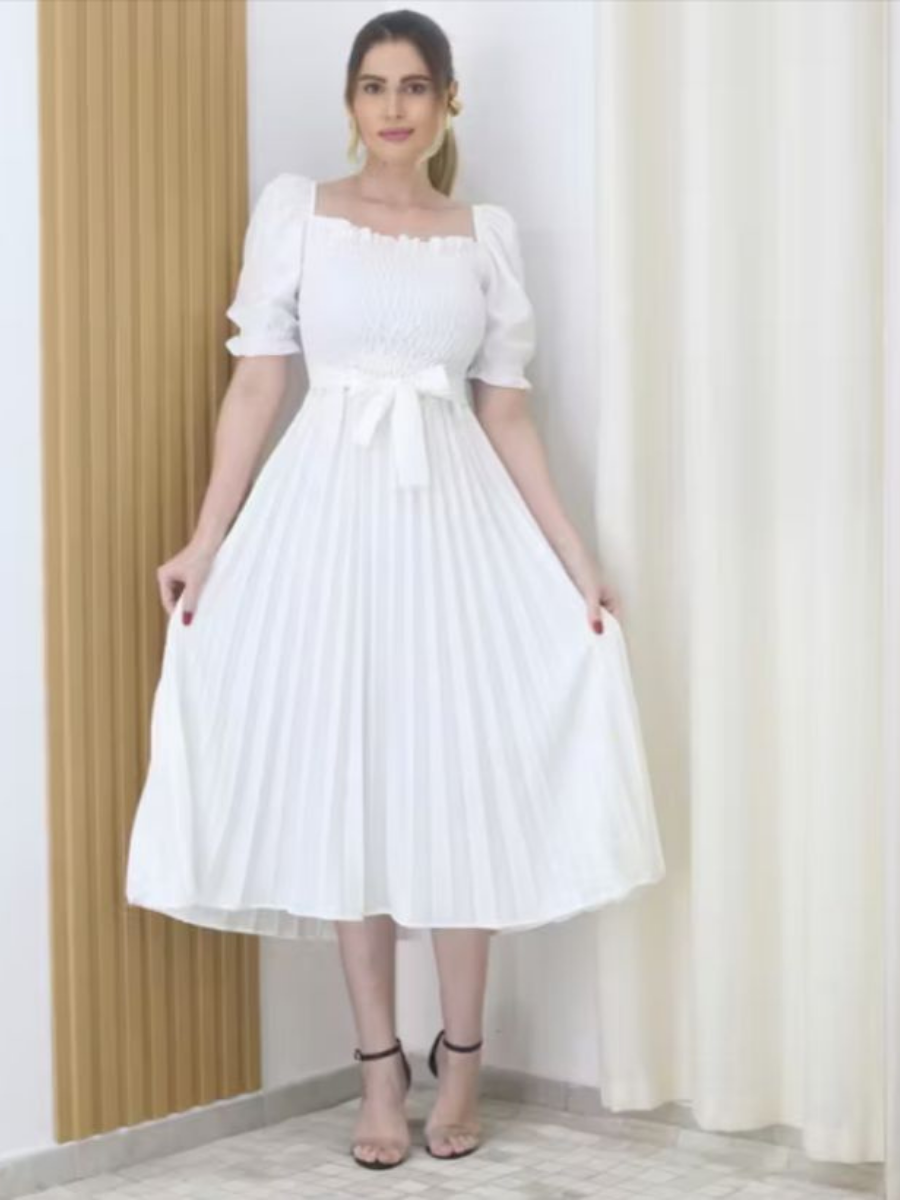 Vestido Plissado liso Manga Elástico curto Bufante Sempre na moda, vestidos versáteis e combinam em qualquer ocasião tecido tricôline de algodão Tecido : Plissado Elástico atrás da cintura Tamanho: único veste 36-46 busto veste 80-100cm cintura veste 65-95cm Quadril ate 130cm comprimendo 115cm Com a Saia Plissada em Godê